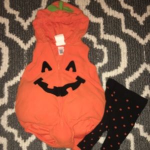 Infants pumpkin costume with matching leggings.